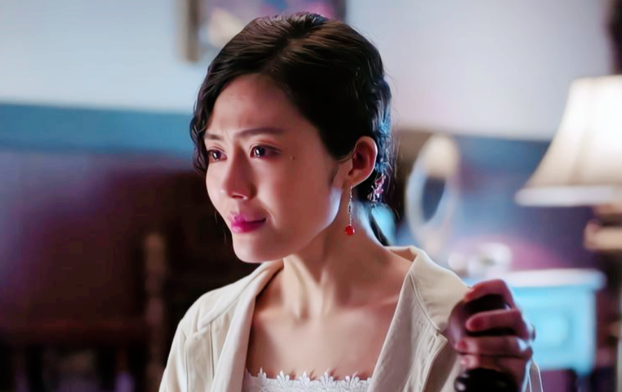 1931年的半夜，一个女人偷偷来找张学良，女人哭着对他说：“汉卿，我错了。”张学