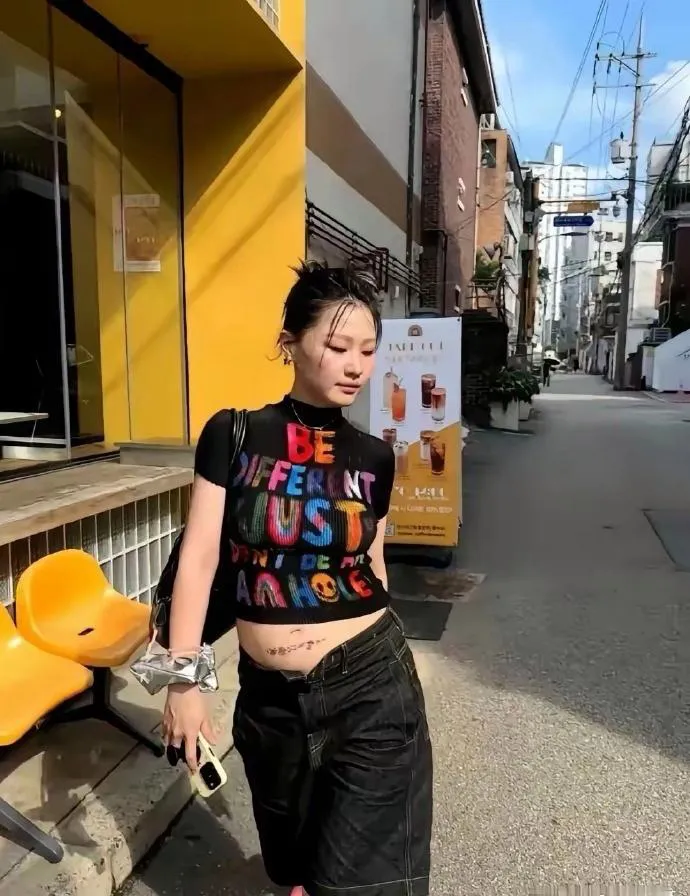 我可能是太保守了，接受不了金靖不系扣子，晒孕肚的行为