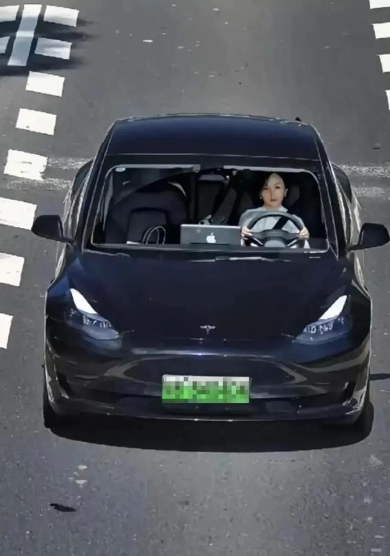 电子抓拍，实在找不到哪里违章了~

安全带也系了，双手也扶好方向盘了，也没打电话