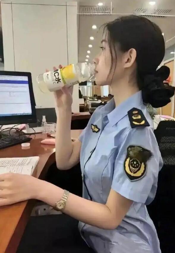 高考需达到多少分，方能与她并肩。

多少分我倒是不知道，反正没能力肯定是不行的。