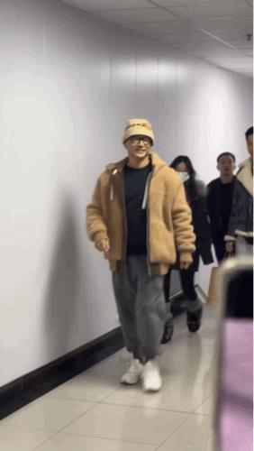 他的特种兵形象瞬间崩了，曾经铁铮铮的硬汉走起路来竟然摇曳生姿，士兵突击里的老A已