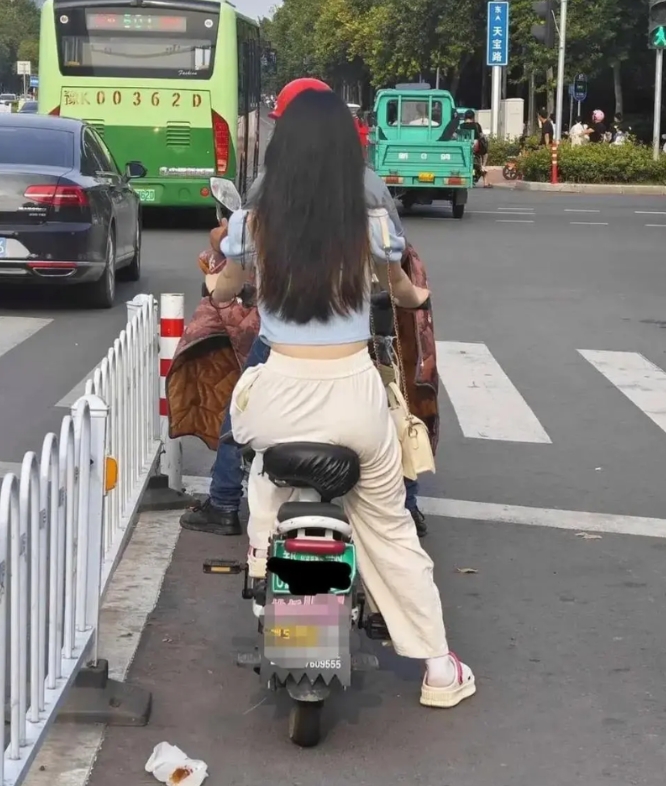 为什么要穿袜子！哈哈哈哈 [大笑][大笑][大笑][大笑][大笑]