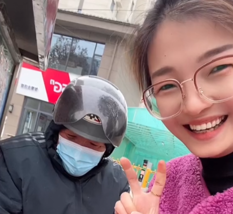 这姑娘人美心善！山西，卖糖葫芦的大爷嗓子哑了，想让女孩帮忙录一段“吆喝”！不料效