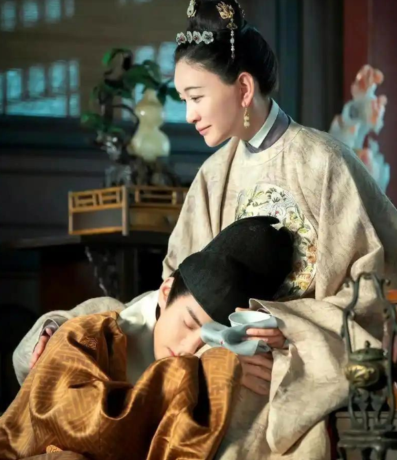 1462年，15岁的太子朱见深正在洗澡时，从小照顾他的乳娘进来加水。朱见深见状，