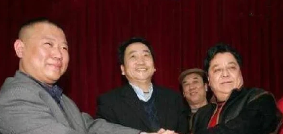 刘惠晒郭德纲赠书，辈分之争再引热议

姜昆徒弟刘惠近日晒出郭德纲赠书及一段话，其