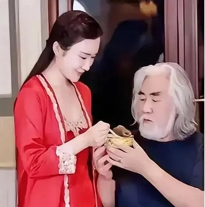不得不说张纪中这大导演真能挣钱，对妻子杜星霖也太舍得花钱了，一件真丝睡衣就过万。