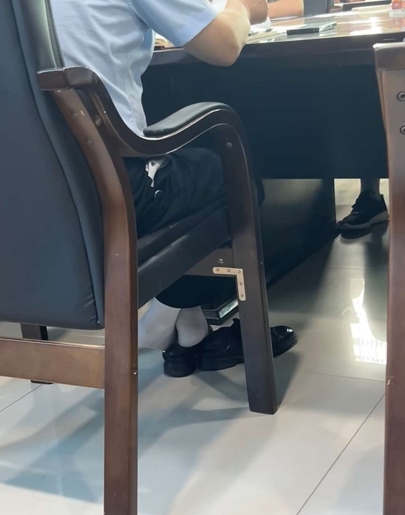 今天跟经理在阳台抽烟，看到楼下有台比亚迪，我们就闲聊了几句，然后我嘴贱说了句“傻