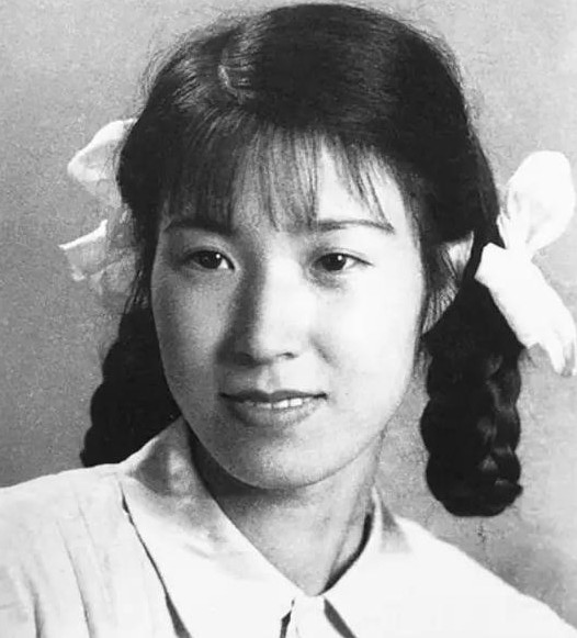 李玉琴和溥仪的婚姻，起初让人觉得是一段童话般的爱情故事。然而，1957年的某一天