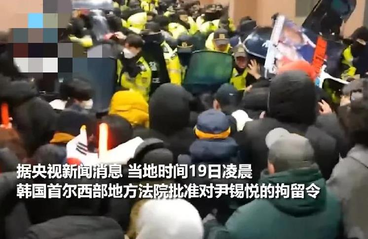 尹锡悦铁粉大闹法院，
韩国警方面临“大危机”
近日，韩国发生了一起令人震惊的事件