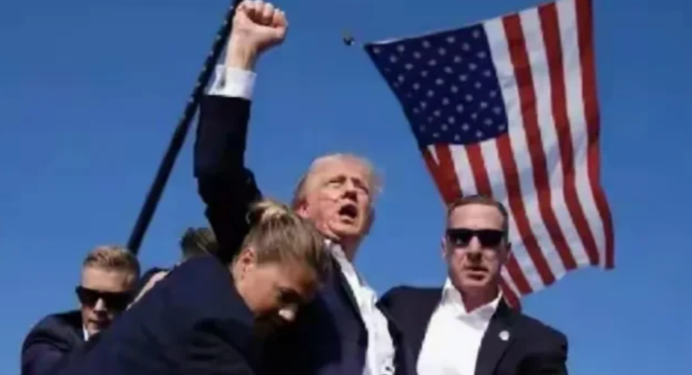 特朗普下野之后的经历：

1、最宠爱的女儿伊万卡的背叛。

2、谁能想到，曾经最