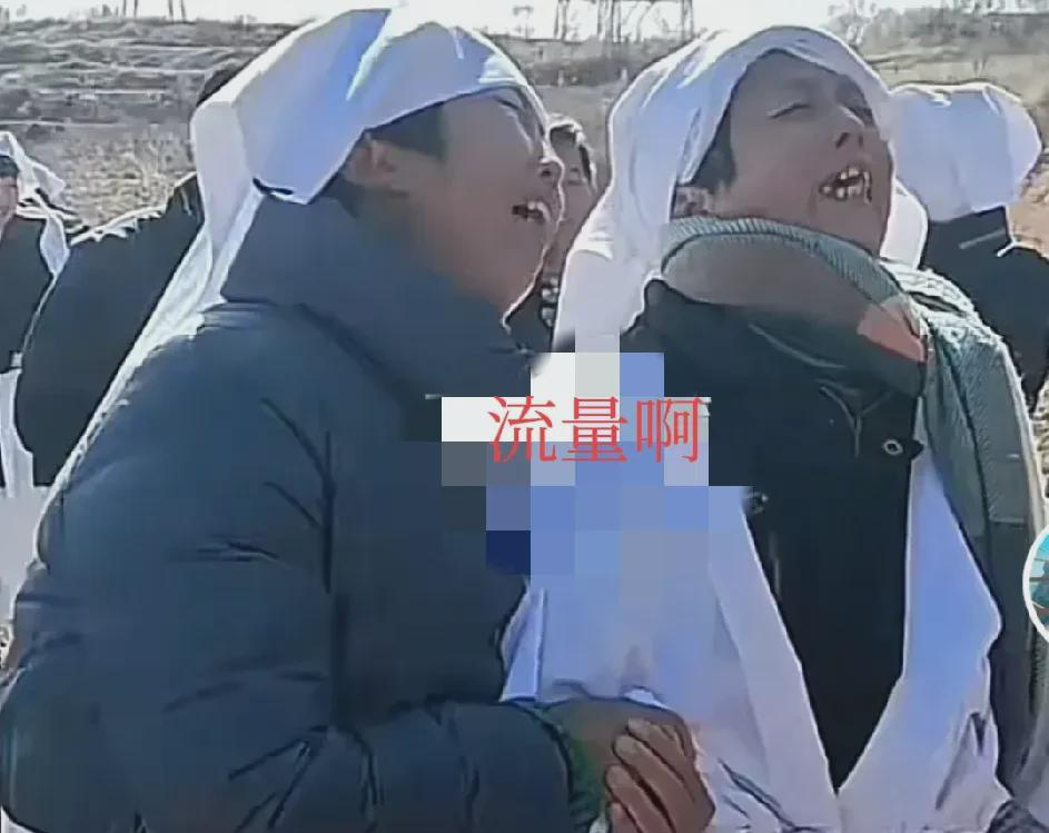  

 
灵堂里撕心裂肺的哭声传得老远，大妮趴在叔叔棺材上哭得直抽抽。几个亲戚举