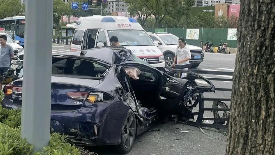 渣土车路口撞上轿车，路边大树被撞倒
