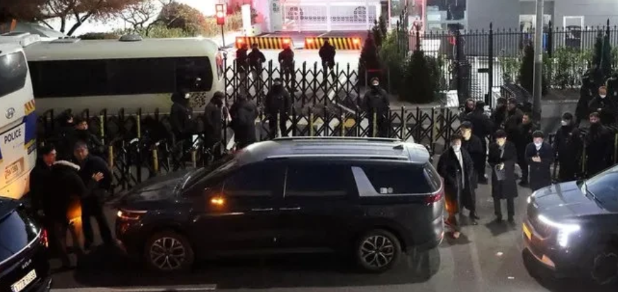 尹锡悦要完犊子了！1月3日，在前美军基地、现韩国总统府门口聚集了2700名韩国警