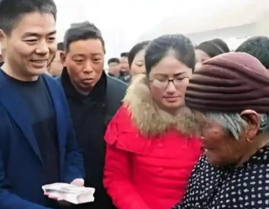 耻辱性极强！刘强东大手一挥，1500万现金红包，犒赏恩师及家乡老人，不料半道杀出