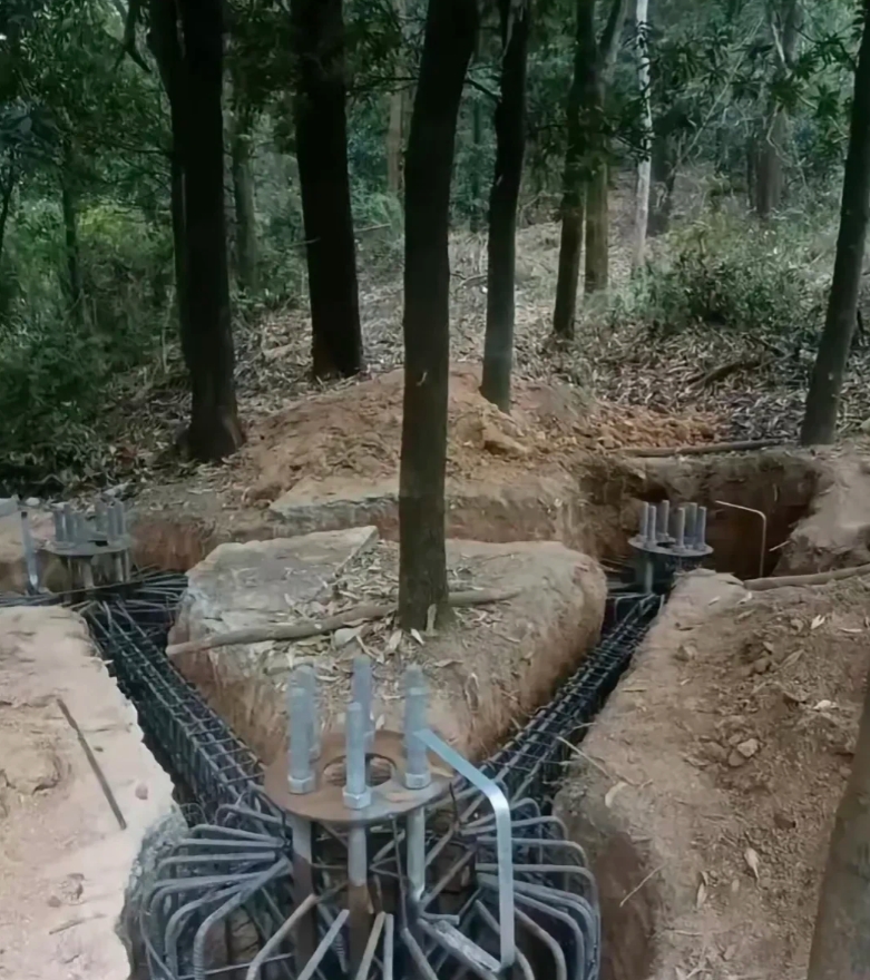 明明是叫人家死，却装作很仁慈一副菩萨心肠的样子。