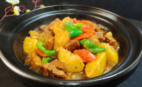 元旦假期，窝在家里琢磨美食，选了经典的土豆炖牛腩。牛腩炖煮得软烂入味，土豆吸饱肉