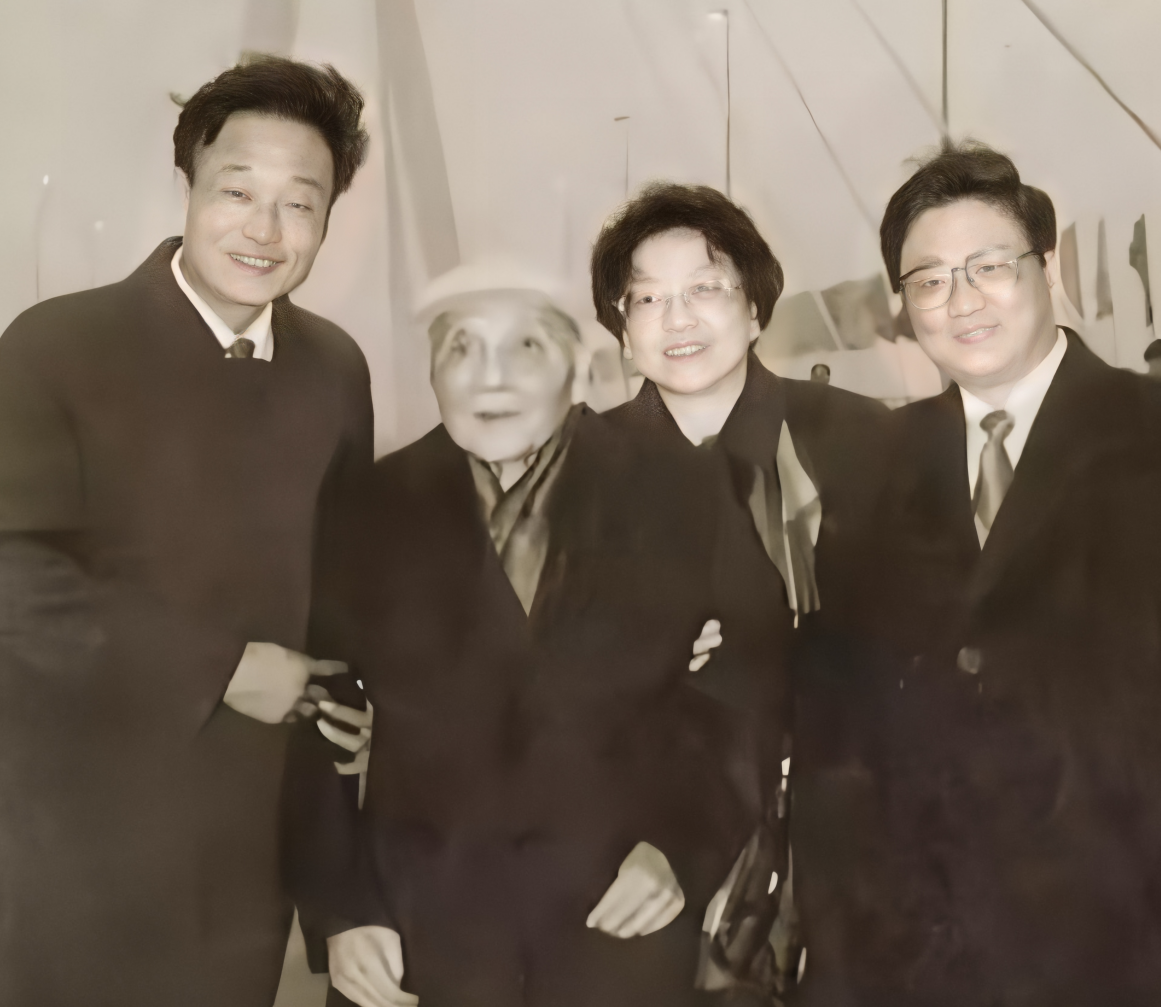 这是1992年，邓小平在上海和时任上海市委书记吴邦国、市长黄菊的合影。邓小平当时