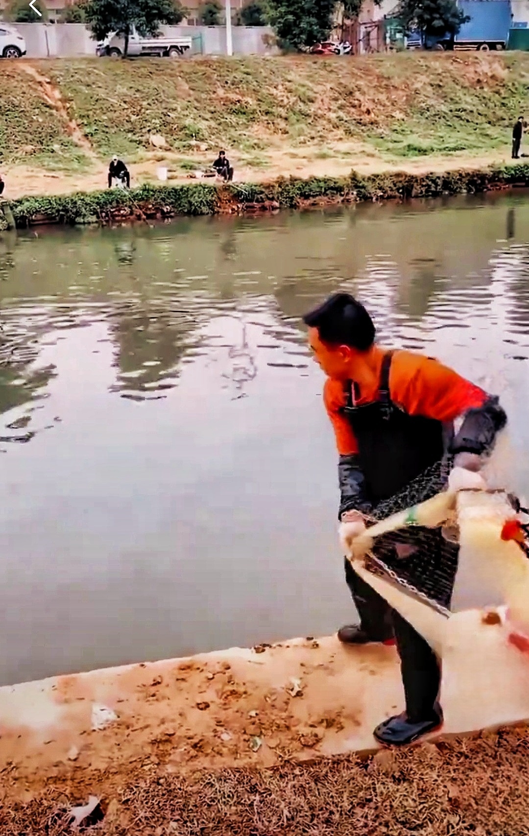 就这么宽的河，我们正钓鱼，你在对面撒网，请问几个意思？