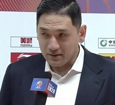吉林男篮主教练钟诚谈球队逆转深圳，他表示：这场要感谢球员们的发挥，在落后这么多的