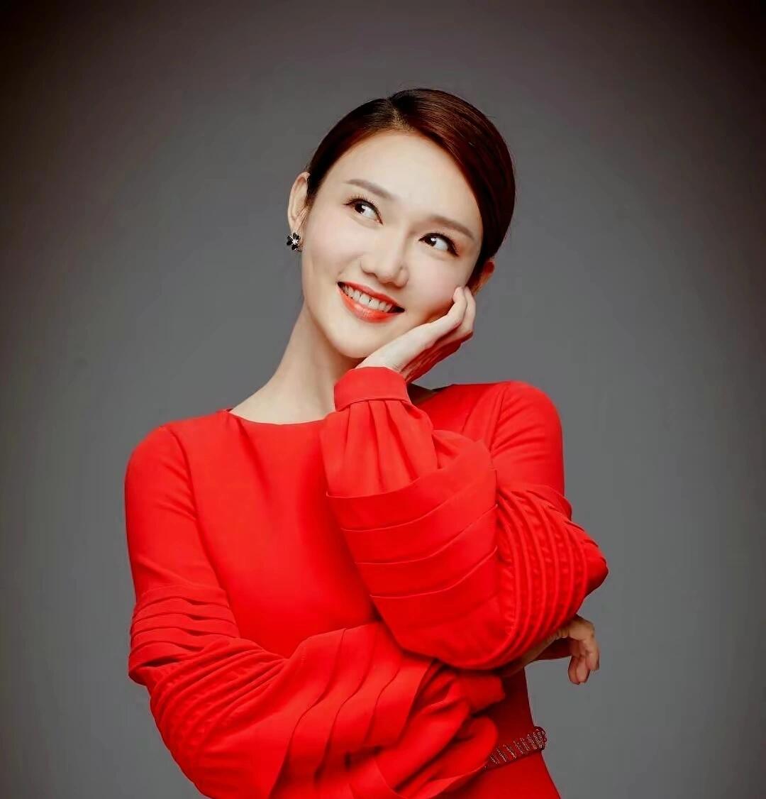 “挤走”董卿的龙洋，为何常出错还稳坐央视