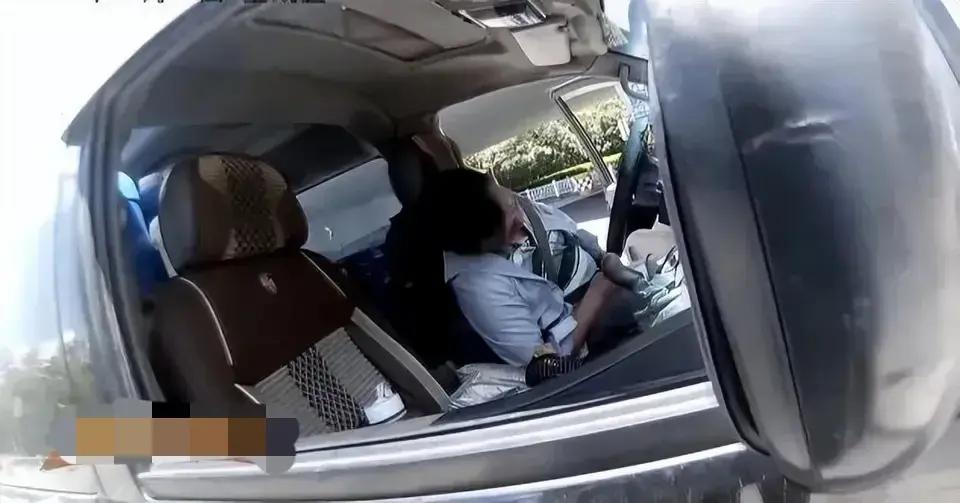 悲剧！8月17日，上午10点左右，在沪昆高速的服务区里，有人发现一名货车司机死在