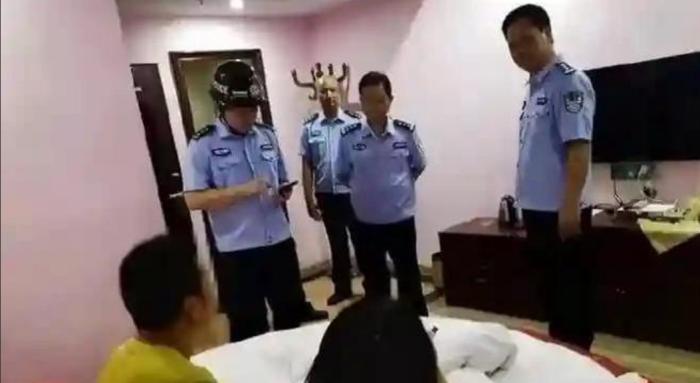 重庆，男子和朋友聚会时认识了一女子，当晚就带着女子去开了房，两人一起洗完澡，正在