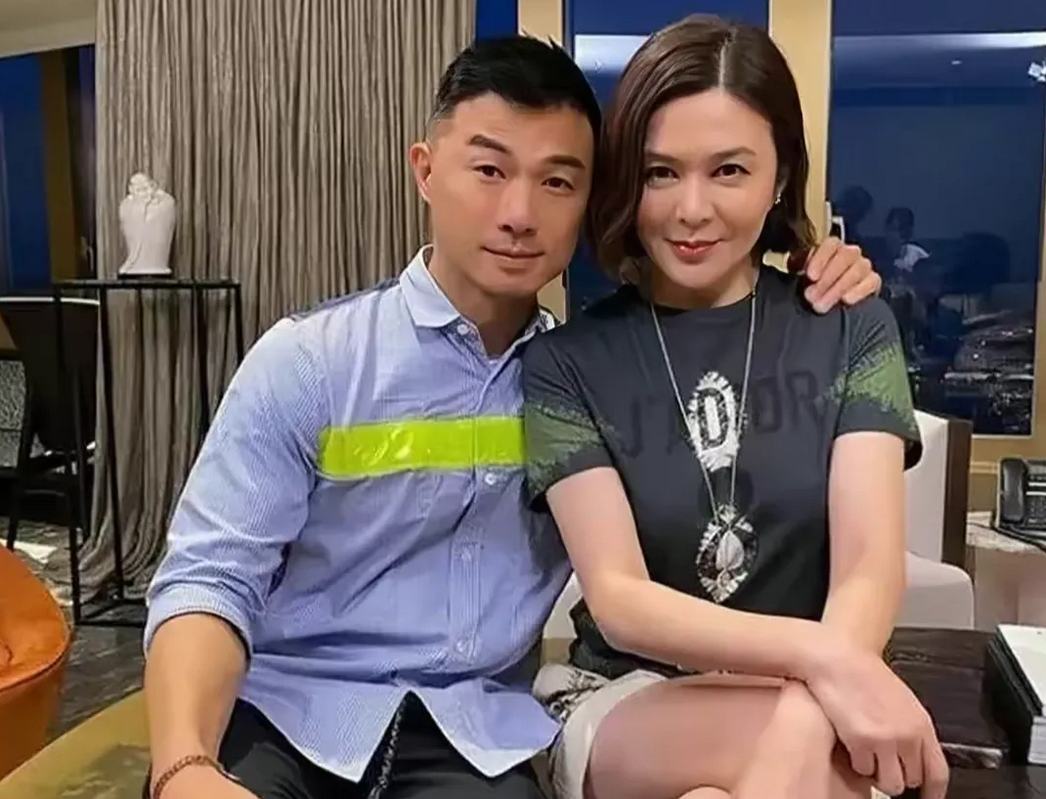 62岁关之琳传出与小模特男生恋情，既让人惊喜又让人疑惑。
惊喜的是62岁的老女人