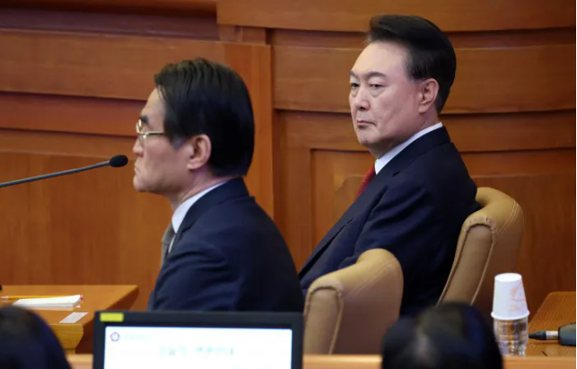 韩国总统尹锡悦弹劾案一直牵动着全国上下的心弦。13日下午，第8场公开辩论甫一结束