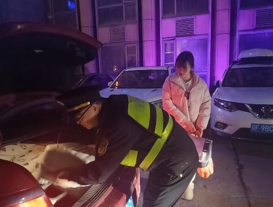 那天深夜，在湖北省十堰市的高速公路上发生了令人唏嘘的事件。一名大学女生被男友抛弃