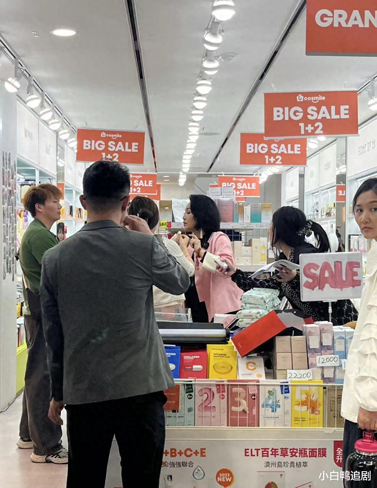 曹颖近况惹热议！在韩国夜市小店卖货，浓妆艳抹（曹颖事情）-第1张图片-九妖电影