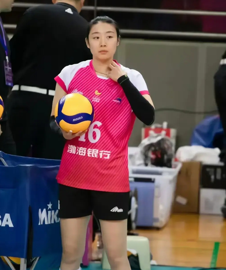 女排世俱杯，天津3:0扎马雷克，3名球员功不可没

1、李盈莹
球队主心骨，开局