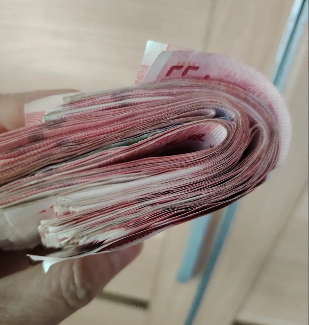 我昨天晚上收拾我家的衣柜，我发现了一个我老公重大的秘密，激动的我半天心跳加速，就