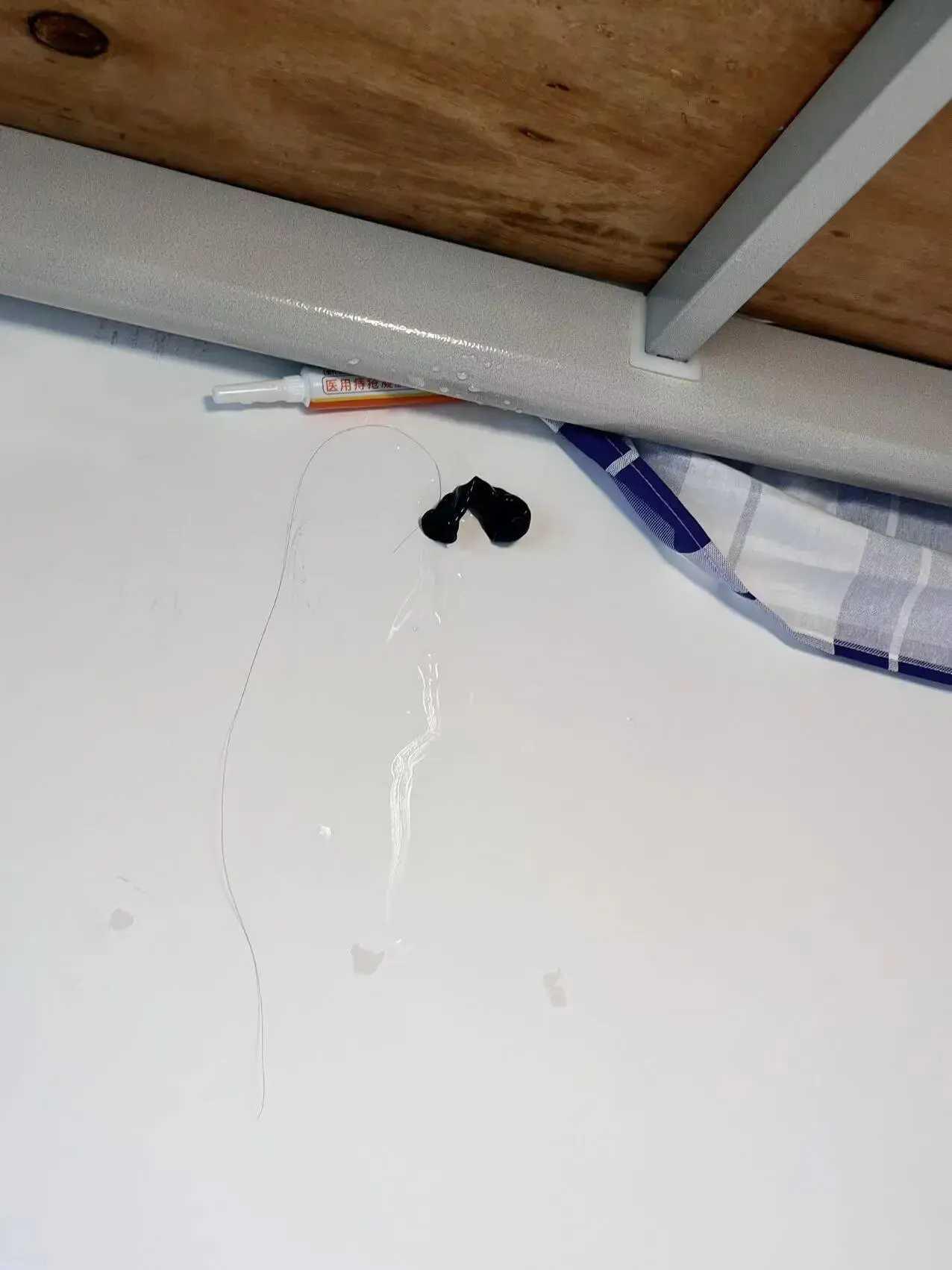 舍友床缝掉下来的，要换宿舍吗？