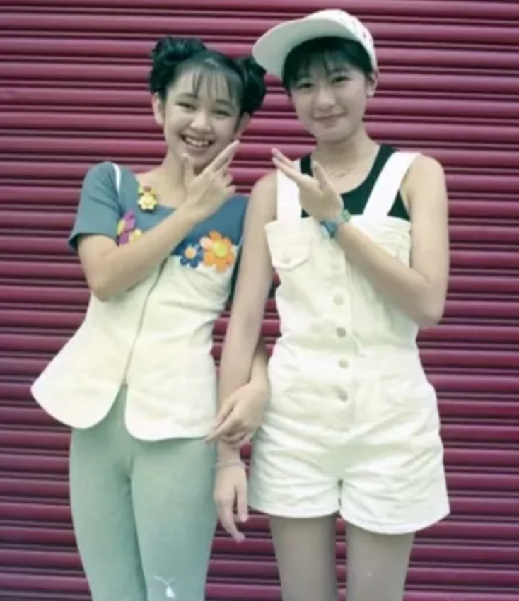 右边那位是曾经红极一时的女明星，现在基本上销声匿迹了，这是她16岁时拍的照片，你