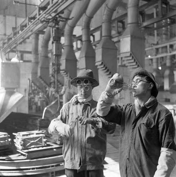 上世纪50年代的盐汽水很受工人们的喜欢，大量流汗只能喝带电解质的水，盐汽水既能降