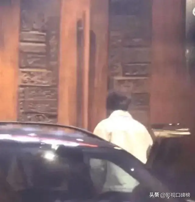 王宝强带着女友聚餐，冯青身材火辣