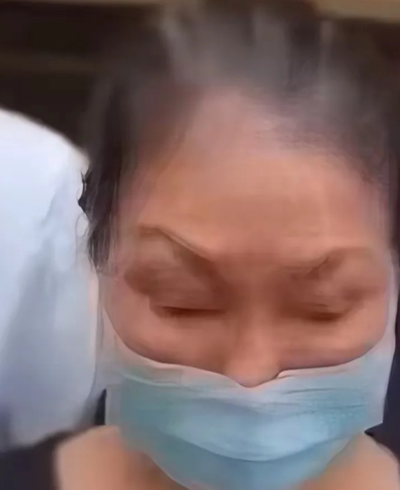 黄春梅从日本回到台北，口罩难掩她低迷的眼神。她或许真的伤心，可对生病卧床的大S不