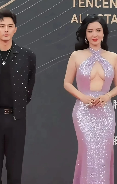 女星张萌，身边确实很棒，但这么穿，真的合适吗？