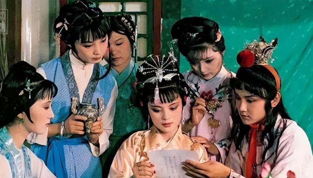 古代夫妻在进行房事时，为何总会有丫鬟守在床边？难道她们不会害羞吗？这种看似荒唐的
