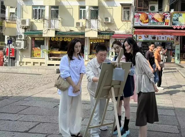 李小冉王鸥一同现身澳门被偶遇,李小冉生图十分显老,王鸥好女人(李小冉王珞丹)-第6张图片-九妖电影 李小冉王鸥一同现身澳门被偶遇,李小冉生图十分显老,王鸥好女人(李小冉王珞丹)-第6张图片-九妖电影