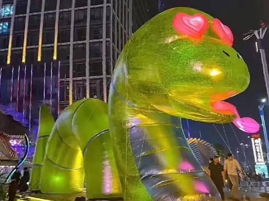 最近广州蛇年吉祥物亮相，那模样活脱脱一只“恋爱脑蛇”！瞧它那神态，仿佛满脑子都是