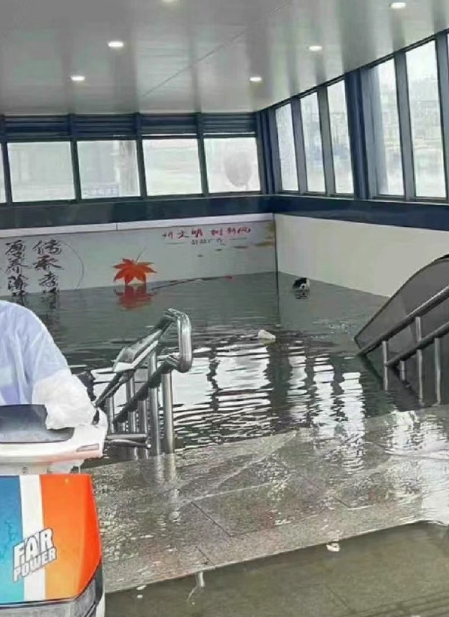我滴亲娘咧，长沙今天这么大的雨，有种末日逼近的感觉！