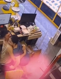 为什么店里要装监控？
因为老板觉得老板娘不对劲！
好大的一顶绿帽子😁😁😁