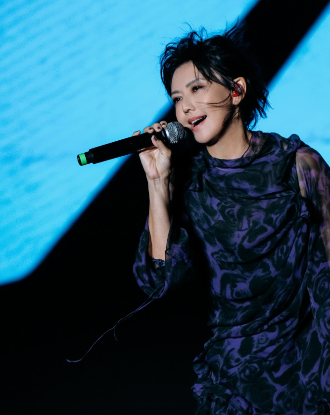 当年她是华语歌曲顶级女歌手，很多歌曲至今还是很经典，估计现在年轻人都很少听她的歌