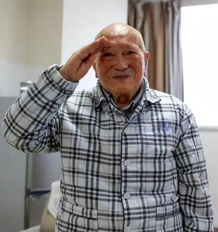 7岁拿枪闹革命，9岁参加长征，史上年纪最小的红军英雄的传奇人生，他就是向轩。
 