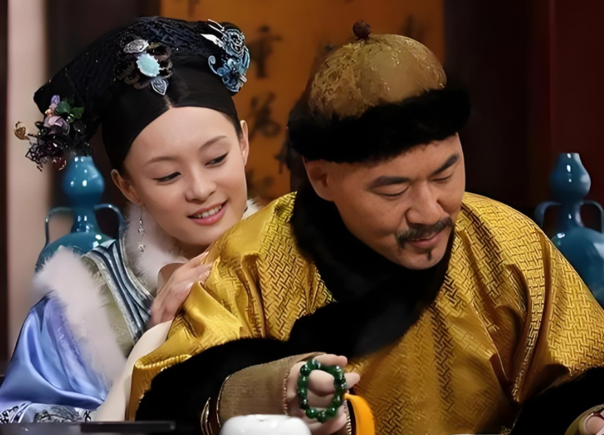 1702年，雍正在屋里喝闷酒，一个小宫女偷偷来到她身后：“贝勒爷，奴婢陪您喝几杯