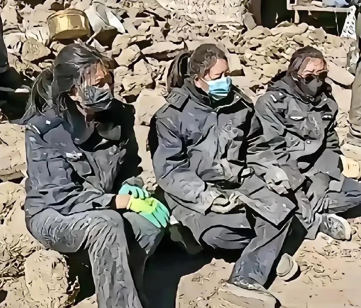 这才是人民警察的真风貌，人民的坚实依靠！西藏抗震救灾时，一张合影定格了三位女警的