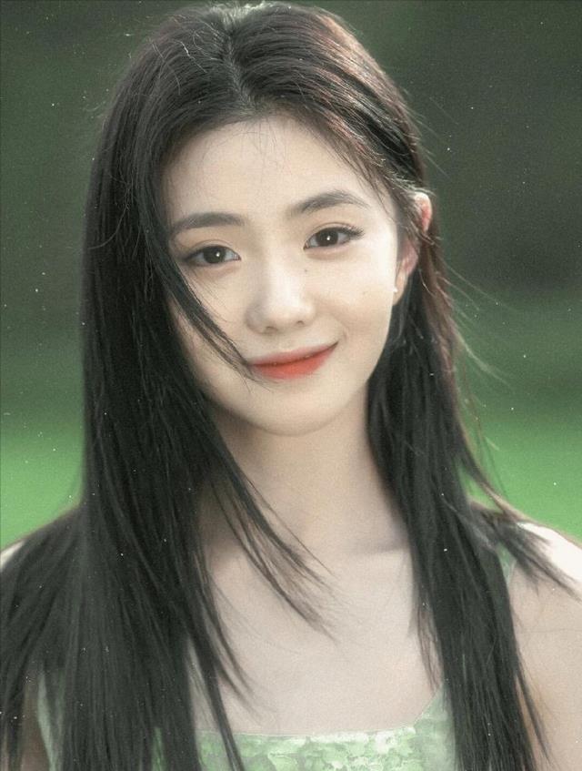 又一“谋女郎”上线！再次向大家证明了，74岁张艺谋的顶级审美（张艺谋评价谋女郎长相）-第4张图片-九妖电影