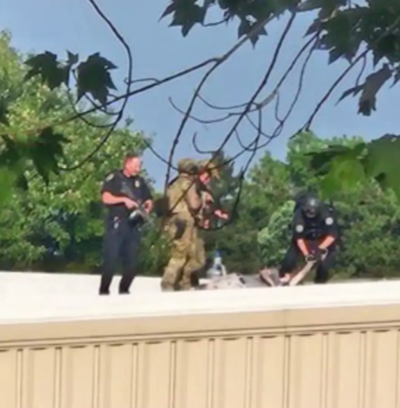 首先，特朗普被人枪击了，警察把凶手制服了，但有个大问题：好多人事先都告诉安保凶手