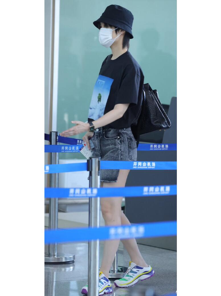 李宇春休闲有型